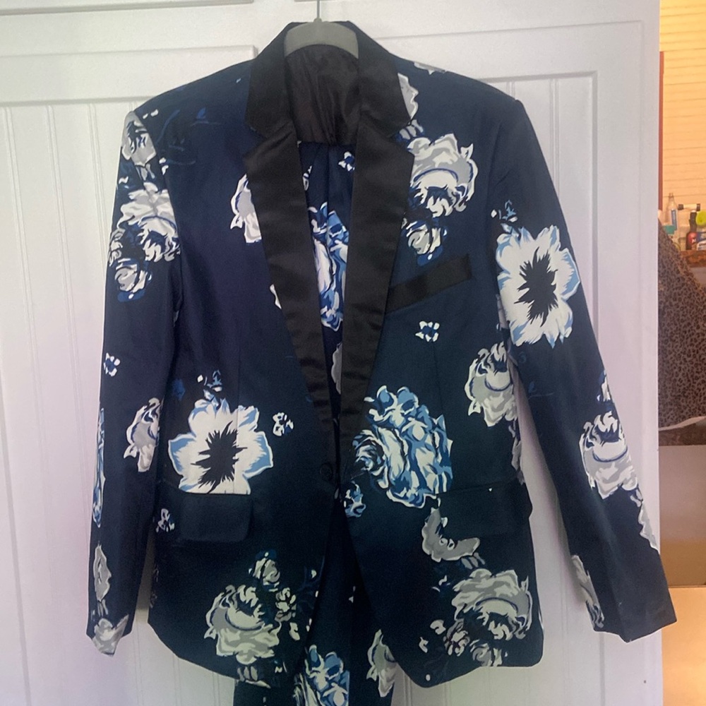 Men’s suit - worn once to prom by my son - size L